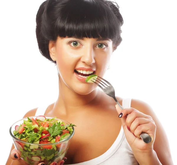 Mulher feliz comendo salada — Fotografia de Stock