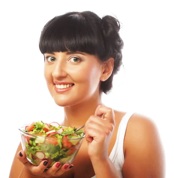 Mulher feliz comendo salada — Fotografia de Stock