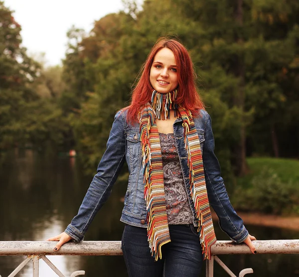 Mulher na ponte no parque de outono — Fotografia de Stock