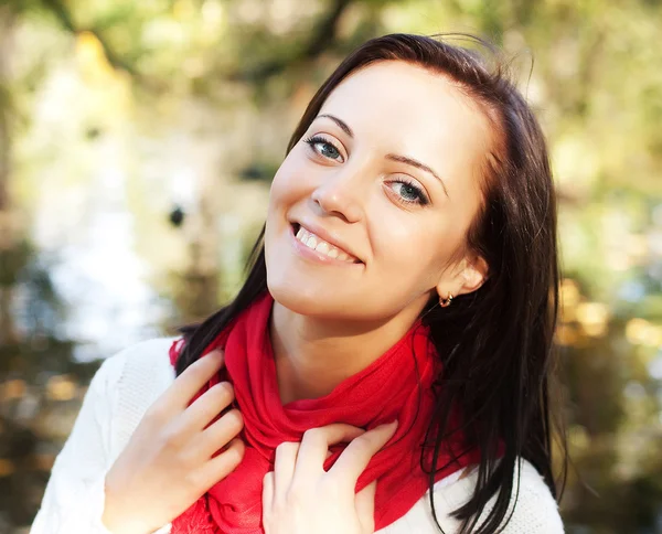 Frau in der Nähe des Flusses im Herbst — Stockfoto