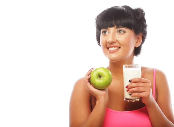 Kvinna med grönt äpple och mjölk — Stockfoto