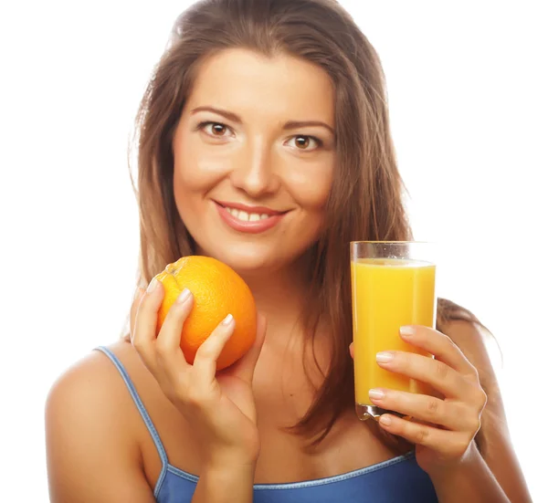 Joven mujer feliz bebiendo jugo de naranja — Foto de Stock