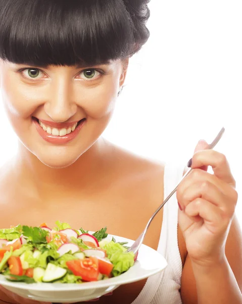 Jovem mulher feliz comendo salada . — Fotografia de Stock