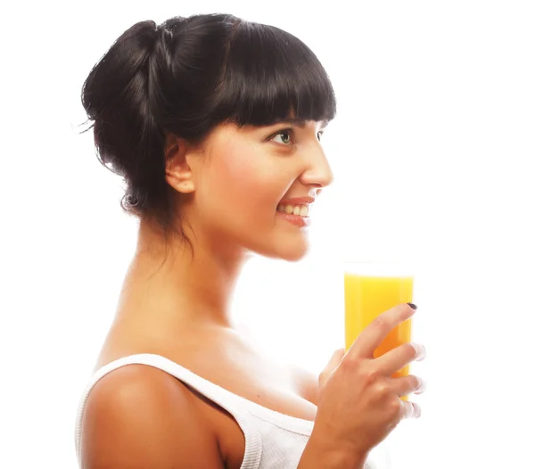 Ung lycklig kvinna dricker apelsinjuice — Stockfoto