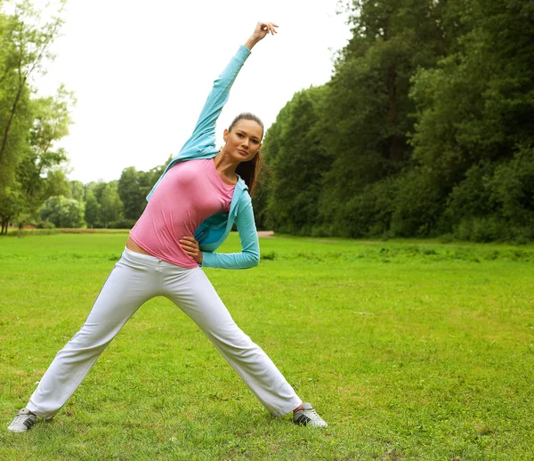 Fitness žena na zelený park — Stock fotografie