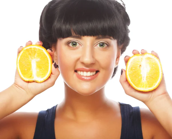 Chica feliz sosteniendo naranjas sobre la cara — Foto de Stock