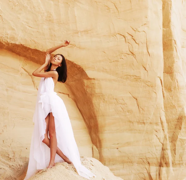 Woman in the desert — Stock Photo, Image