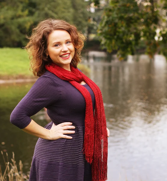 Femme près de la rivière en automne — Photo