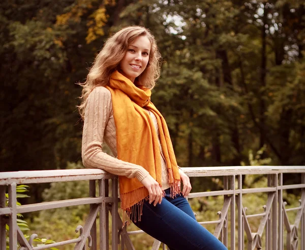 Mujer rubia en puente en el parque de otoño —  Fotos de Stock