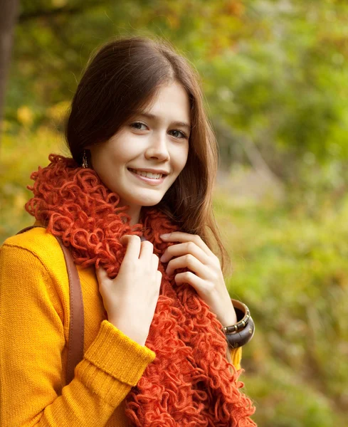 Jeune femme marche dans le parc d'automne — Photo