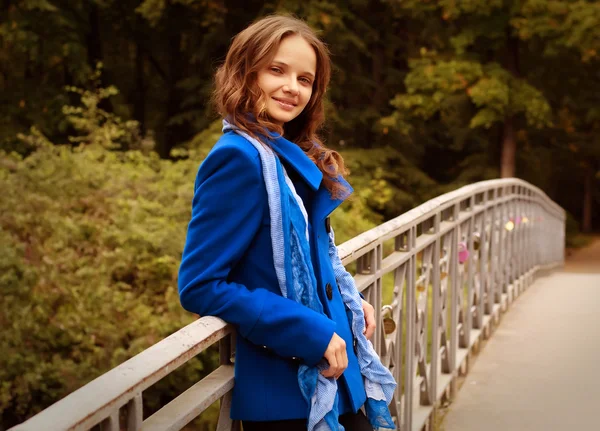 Donna sul ponte nel parco autunnale — Foto Stock