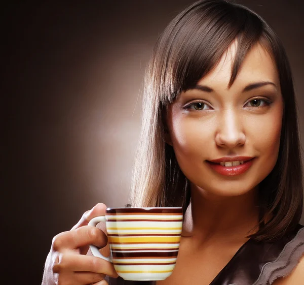 コーヒーとデザートを呈する女性 — ストック写真