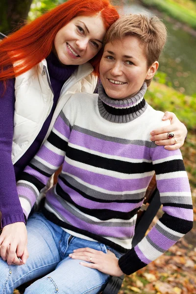 Two girls walking in autumn park — Stock Photo, Image