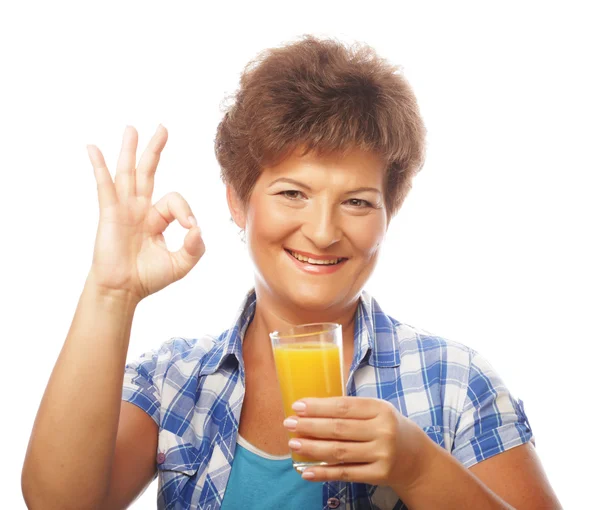 Mature femme heureuse avec du jus d'orange — Photo