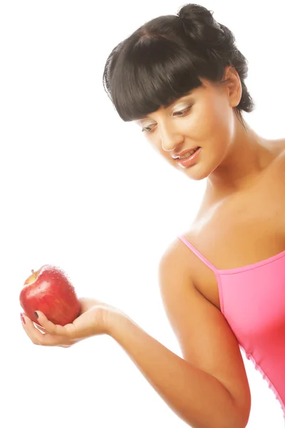 Красивая женщина с красным яблоком — стоковое фото