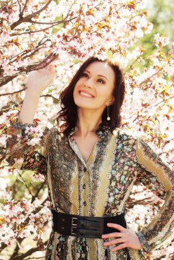 Çiçek Bahçe içinde güzel genç kadın