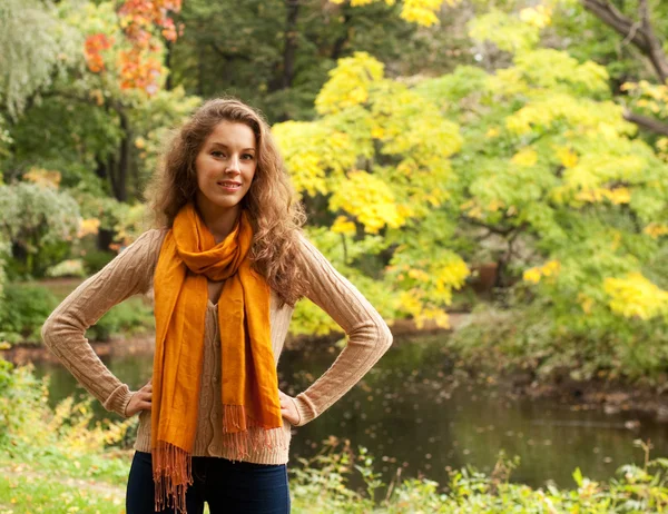 Bella donna rilassante nel parco autunnale — Foto Stock