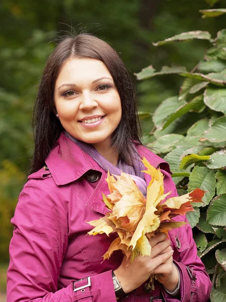 Donna che cammina nel parco autunnale — Foto Stock