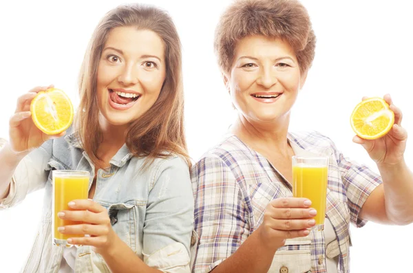 Duas mulheres com suco de laranja . — Fotografia de Stock