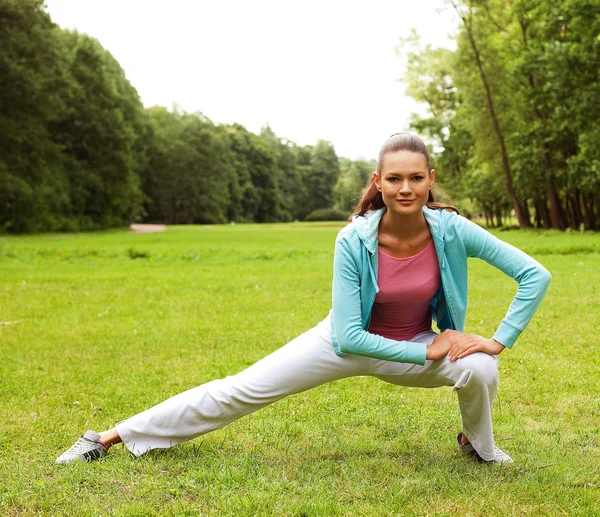 Fitness vrouw op groen park — Stockfoto