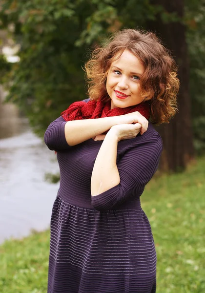 Vrouw in de buurt van de rivier in het najaar — Stockfoto