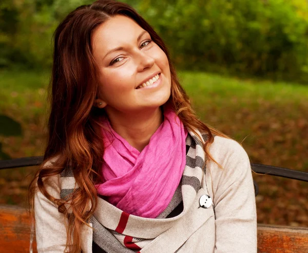 Ritratto di bella affascinante donna sorridente — Foto Stock