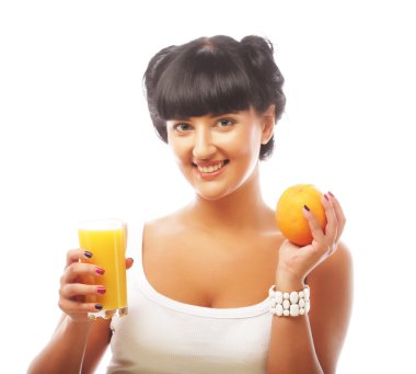 Genç mutlu kadın portakal suyu içiyor.