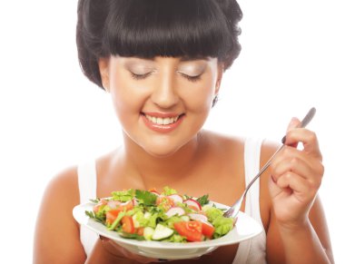 Mutlu kadın salata yiyor.