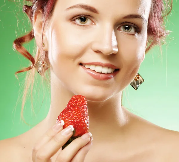 Feliz mujer sonriente con fresa — Foto de Stock