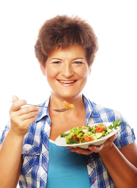 Maduro sorrindo mulher comendo salada — Fotografia de Stock