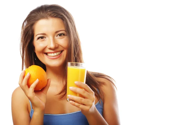 Joven mujer feliz bebiendo jugo de naranja — Foto de Stock