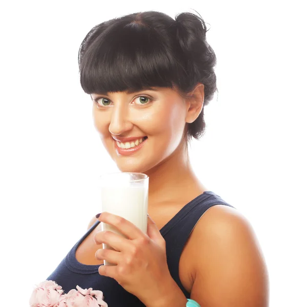 Junge Frau trinkt Milch. — Stockfoto