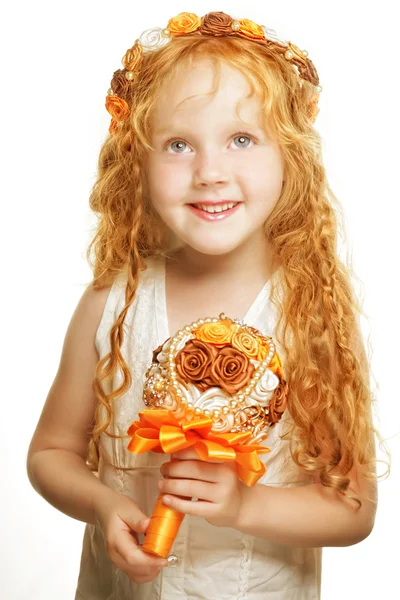Маленькая принцесса позирует с букетом — стоковое фото