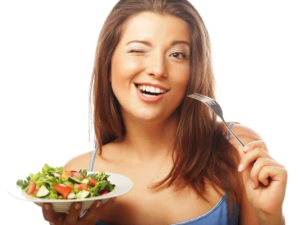 Mulher feliz comendo salada — Fotografia de Stock