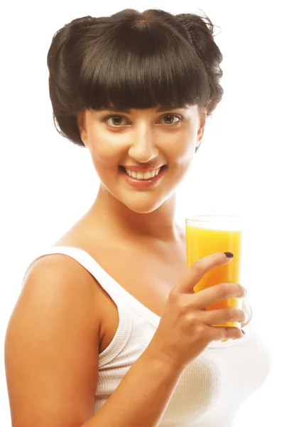 Młoda szczęśliwa kobieta pije sok pomarańczowy — Zdjęcie stockowe
