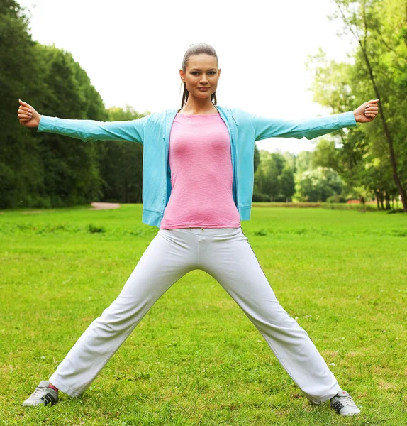 Fitness žena na zelený park — Stock fotografie