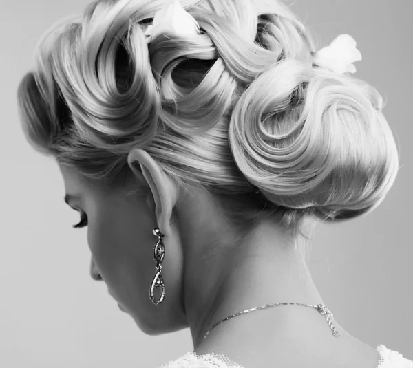 Beauty wedding hairstyle. Bride — Stock Photo, Image