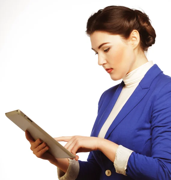 Femme d'affaires tenant un ordinateur tablette — Photo