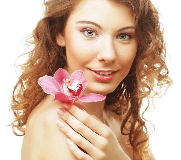 Krásná žena s růžovou orchidej — Stock fotografie