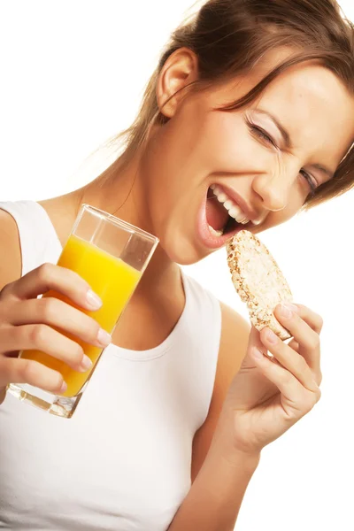 Mujer sorbiendo jugo de naranja — Foto de Stock
