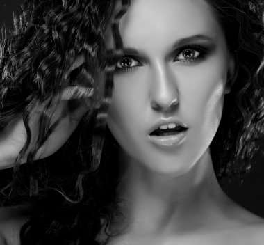 uzun kıvırcık saçlar ile güzel bir kadın