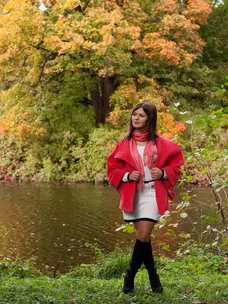 Femme près de la rivière en automne — Photo