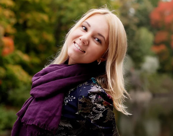 Vrouw wandelen in de herfst park — Stockfoto