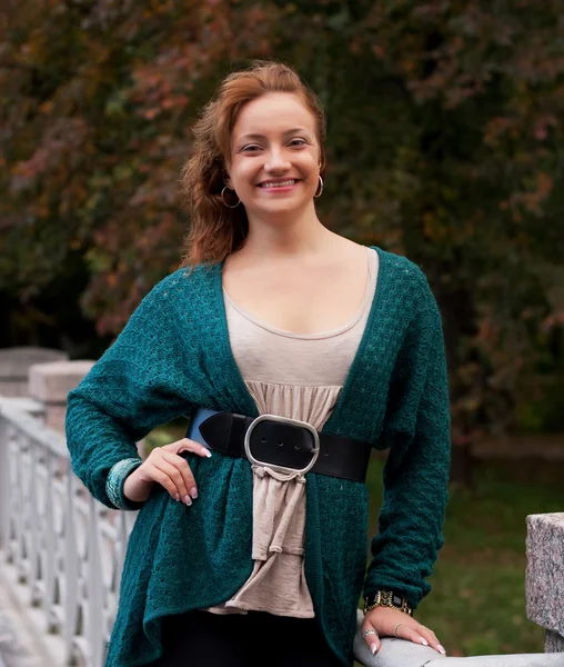 Mujer caminando en el parque de otoño —  Fotos de Stock