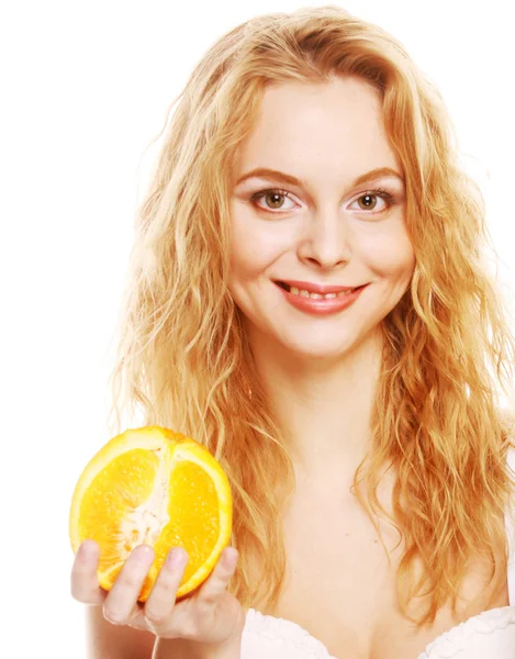 Femme blonde avec des oranges dans les mains — Photo