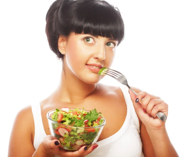 Mulher feliz comendo salada — Fotografia de Stock