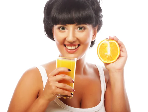 Młoda szczęśliwa kobieta pije sok pomarańczowy — Zdjęcie stockowe