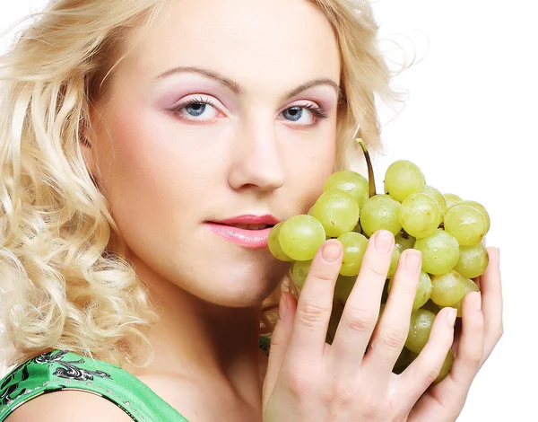 Mujer rubia sosteniendo un ramo de uva — Foto de Stock