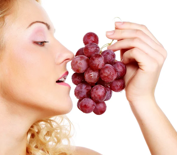 Jovem mulher segurando cacho de uvas — Fotografia de Stock