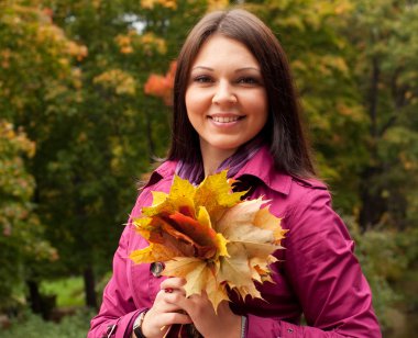 Sonbahar parkında yürüyen kadın